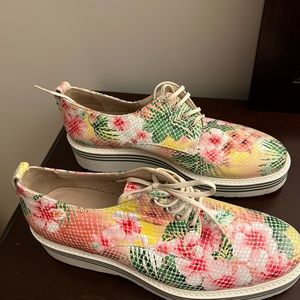 Petrini shoes 👟, floral, leather, made in Spain 🇪🇸